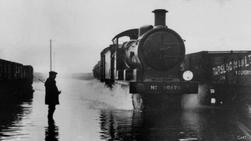 наводнение в Лондоне в 1928 году: затопило также и железные дороги