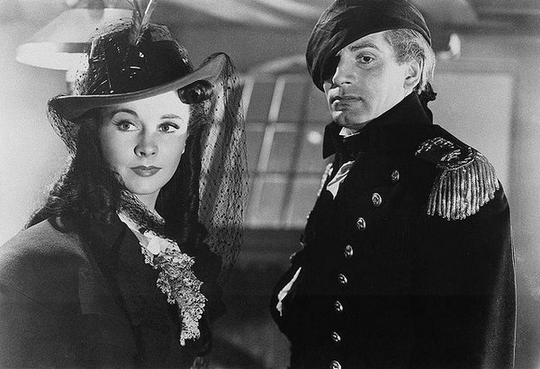кадр из фильма Леди Гамильтон, 1941 г.: в роли Эммы Гамильтон — Вивьен Ли, в роли адмирала Нельсона — Лоуренс Оливье.