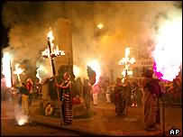 каждый год в ноябре Англию озаряют тысячи костров (bonfire в Льюисе)