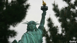 высота Статуи Свободы, включая пьедестал, 93 метра, была построена из тонких листов меди, отчеканенных в деревянных формах
