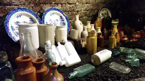 вещи, найденные под землей: от чернильниц и бутылок до фаянсовой посуды