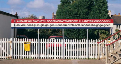 полное название деревни Лланвайр Пуллгвингилл на валлийском языке - обладательницы самого длинного географического названия в Европе