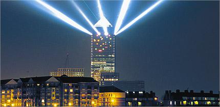 всё больше молодых русскоязычных банкиров проводит рабочие дни и ночи в небоскребах Канари-Уорф - районе Лондона, где сосредоточены представительства американских банков.