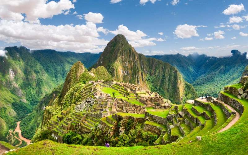 Мачу-Пикчу часто называют город в руинах или город среди облаков, также иногда называют потерянным городом инков