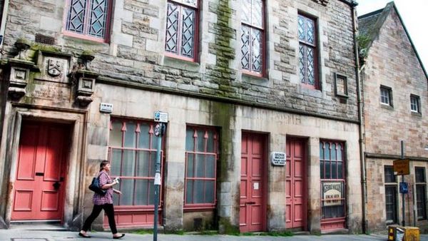 Эдинбургская ложа наемных каменщиков №8 была основана в 1578 году, а это здание ложи было построено на улице Блэкфрайрс-стрит в 1870 году