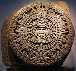 на Камне Солнца ацтеков искусно вырезан тот самый календарь майя