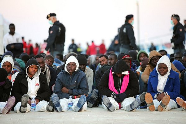 африканские мигранты в гавани одного из портов Сицилии