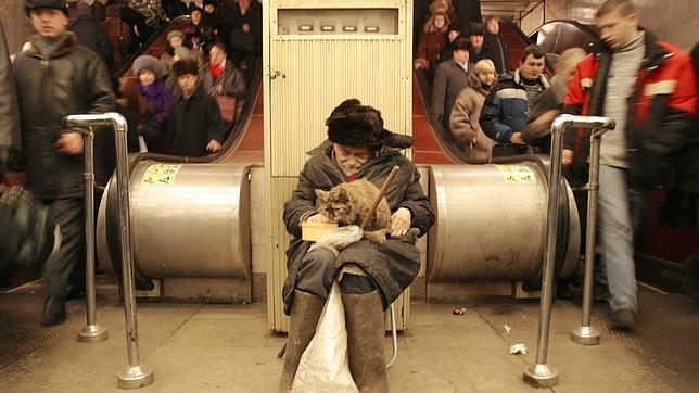 старик с котом просит помощи в московском метро