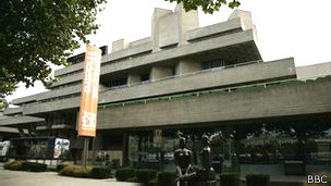 здание Национального театра на южном берегу Темзы
