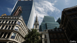 офисные здания затмевают исторические строения в современных городах
