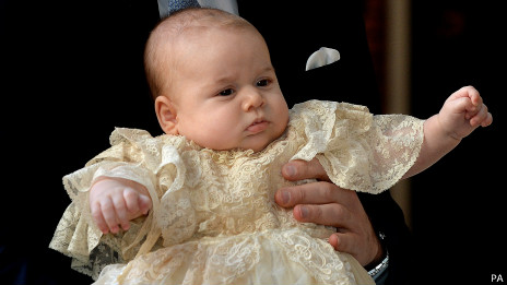 на принце Джордже была надета кружевная крестильная рубашка, в точности повторяющая одеяние старшей дочери королевы Виктории, крещеной в 1841 году