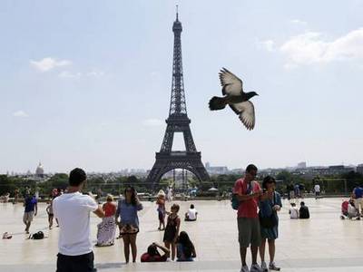 туристы около Эйфелевой башни в Париже