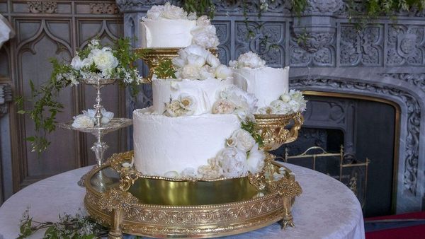 свадебный торт украшен пионами - любимыми цветами Меган