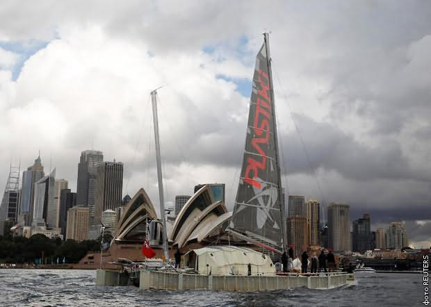 лодка, сделанная из тысяч пластиковых бутылок, прибыла в порт Сиднея