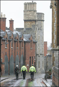 полицейские патрули вокруг Виндзорского замка