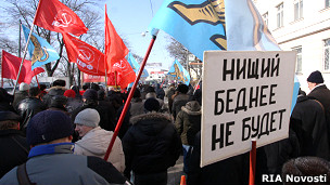 россияне не часто выходят протестовать против бедности, но копят раздражение внутри - предупреждают социологи