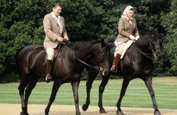 На прогулки верхом королева нередко приглашает своих гостей. Одним из них 1982 году был президент США Рональд Рейган.