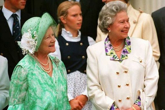 королева-мать и её дочь королева Елизавета II