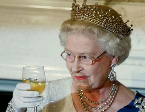 королева Елизавета II пьёт не больше одного бокала