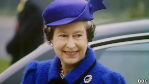 королева любит все оттенки синего, что подходит к цвету её глаз