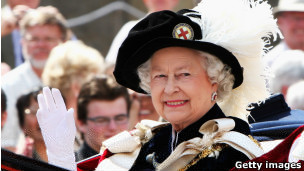королева Елизавета II в церемониальных одеждах главы Ордена Подвязки