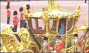 карета с королевой Елизаветой II следует к собору Святого Павла.