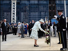 Королева возложила венок к месту, где стоял Всемирный торговый центр