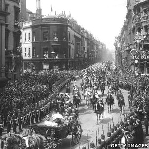 главным событием празднований стала королевская процессия по улицам Лондона