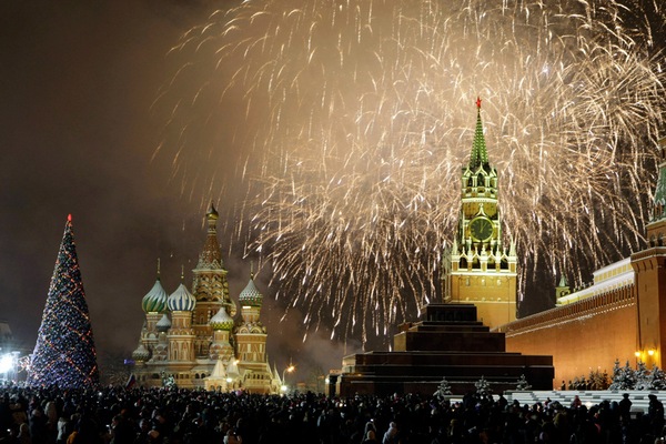 по-настоящему Новый год в России наступает тогда, когда в новогоднюю полночь 12 раз пробьют кремлёвские куранты