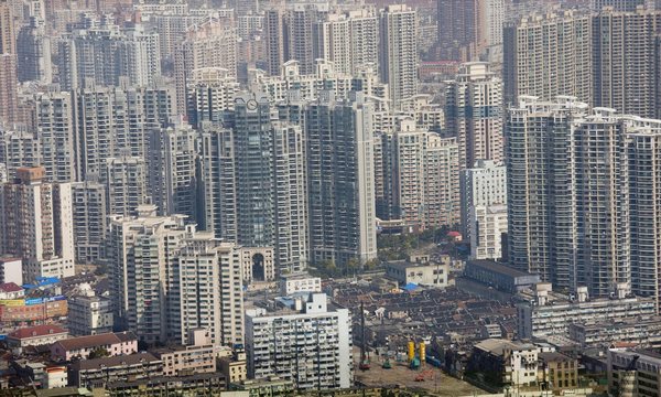 помимо весьма тревожной перспективы умереть от переработки, жителям Шанхая приходится мириться с чрезвычайно высокой плотностью населения, тесным жильём и очень интенсивным дорожным движением