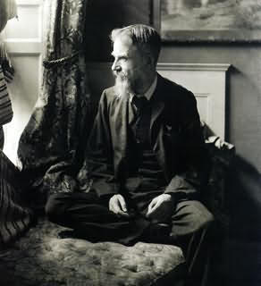 В его доме на Фицрой-сквер, 29 в каморке на третьем этаже помещались лишь стол, деревянное кресло-качалка, пишущая машинка и сам Джордж Бернард Шоу. 1906 г.