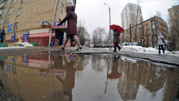 примерно в конце марта-начале апреля улицы и дороги в России исчезают, а на их месте появляются обширные потоки густой бурой грязи, под которой время от времени попадаются льдины