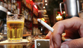 мужчина курит в баре