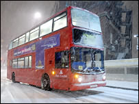 автобус на снегу в Лондоне