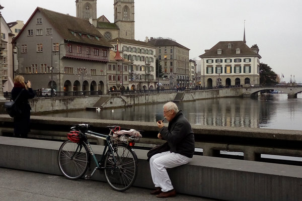 в Швейцарии очень много велосипедистов и они чувствуют себя полноправными участниками дорожного движения