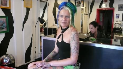 совладелица салона Эдита нанесла на тело татуировки всего, что она любит в жизни