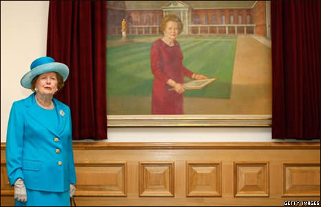 Маргарет Тэтчер позирует у своего портрета