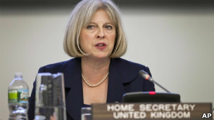 министр внутренних дел Великобритании Тереза Мэй утверждает, что смягчение режима паспортного контроля на границе не было санкционировано