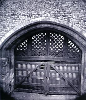 ворота Изменников, через которые заключенные попадали в Тауэрскую тюрьму