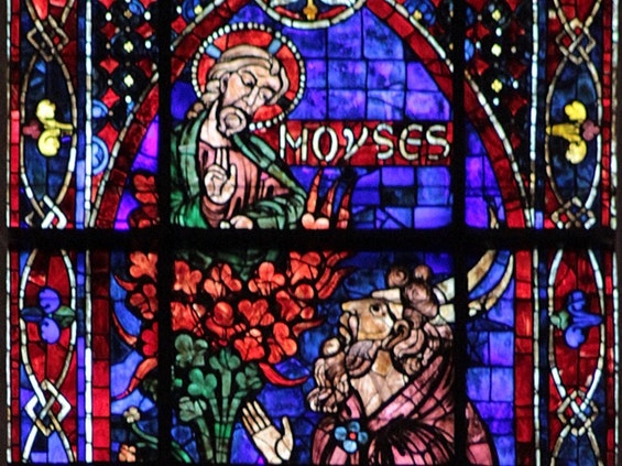 единственное, что осталось от рогов Моисея в современном мире, — головные уборы католического духовенства, митры