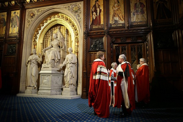 члены Палаты лордов перед Церемонией официального открытия парламента 9 мая 2012 г.