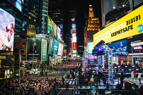 крупнейшее новогоднее гулянье в США на Таймс-Сквер в Нью-Йорке соберёт около 2 миллионов человек