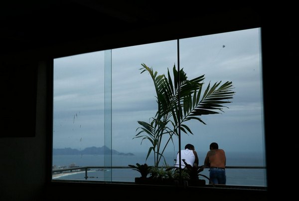 терраса с видом на пляж Ипанема в отеле в трущобах Видигаль, Рио-де-Жанейро