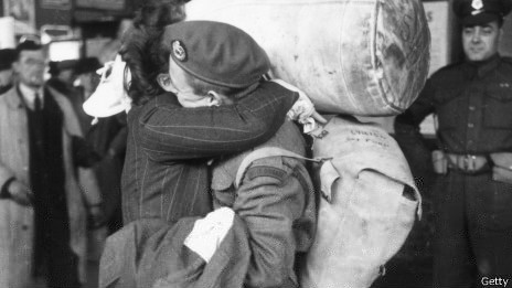 жена встречает демобилизованного солдата