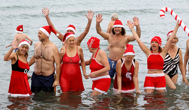 Рождественское купание в Германии. Члены клуба плавания традиционно купаются в Балтийском море в районе курорта Варнемюнде, на севере Германии