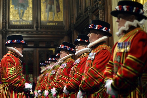 йомены королевской гвардии перед церемонией официального открытия Парламента в Вестминстерском дворце в Лондоне