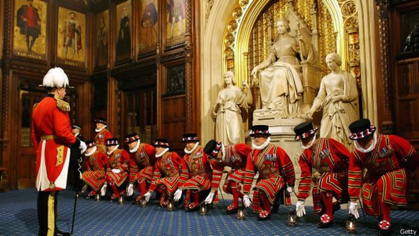 ещё одна древняя традиция - обыск подвалов парламента перед речью королевы в палате лордов